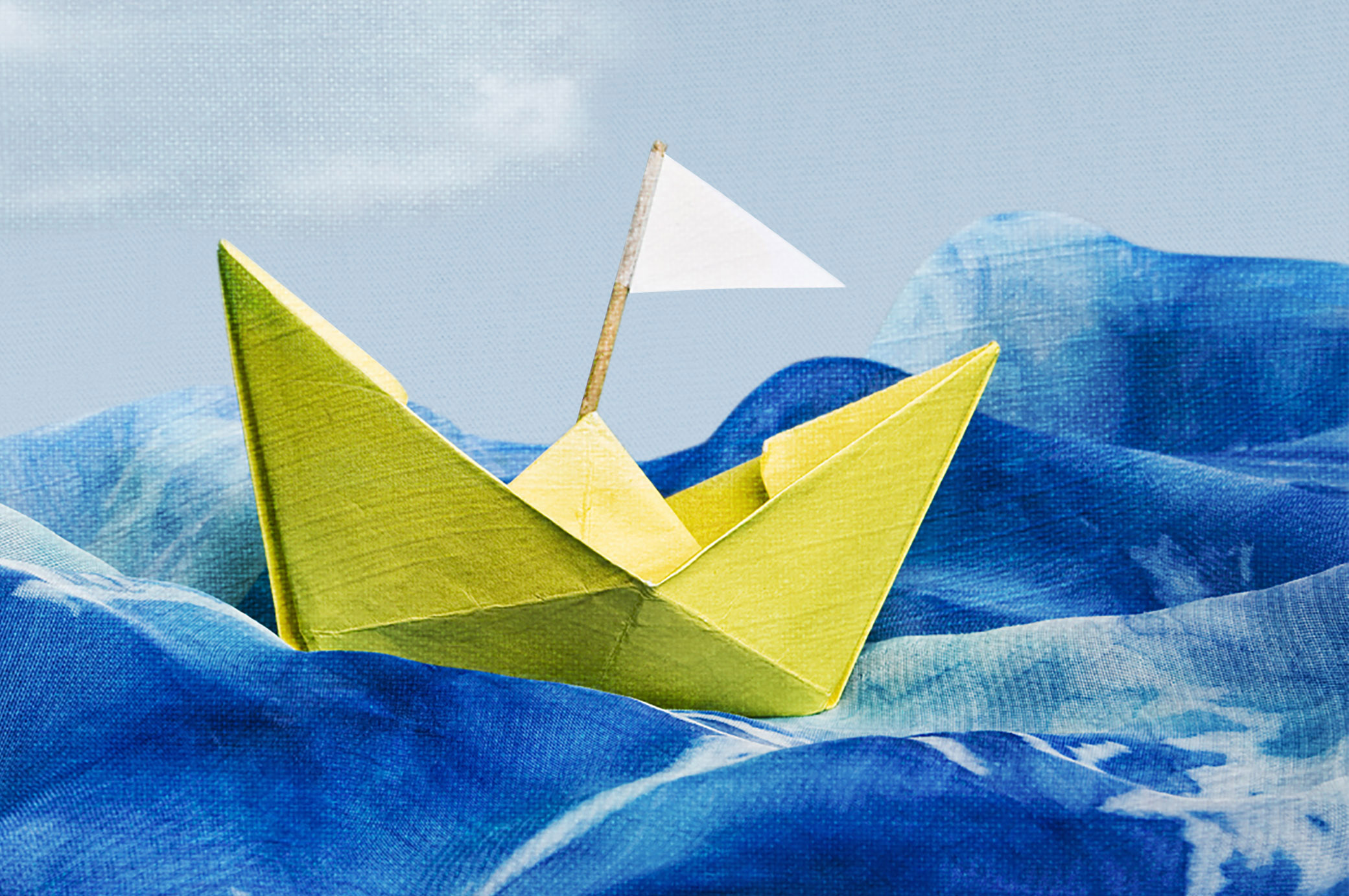 Бумажный кораблик читать. Бумажный кораблик. Оригами корабль. Композиции из бумажных корабликов. Бумажный кораблик оригами.