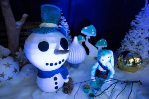 Hullabaloo Winter Wonderland Scene - snowman in a snowy setting